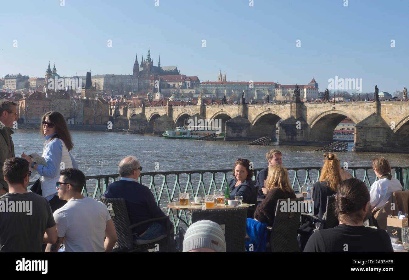 Restaurante Lávka junto al museo Smetana tiene servicio aéreo abierto con vistas al Puente de Carlos un hito en Praga República Checa Foto de stock