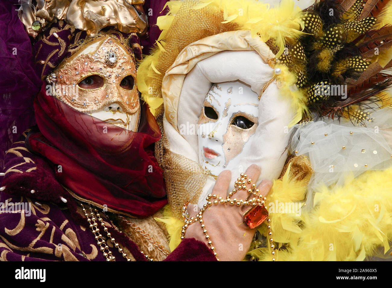 Un Hombre En La Máscara Veneciana Imagen de archivo - Imagen de cuero,  guantes: 44894153