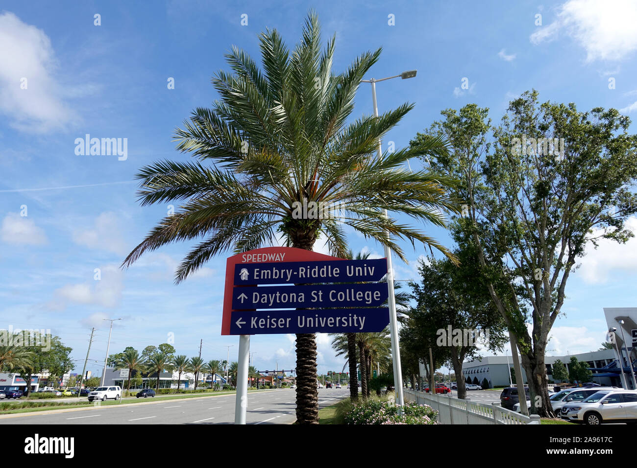 Daytona Beach direction Road signs local University and College Campus Buildings, Embry-Riddle University, Daytona State College, Keiser University Foto de stock