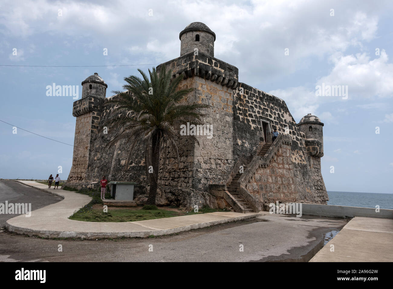 un pequeño fuerte español, ‘el Torreón de Cojímar’ frente al mar en una cabecera de playa de Cojímar, un pueblo de pescadores, a unos 12 kms al este de Havnna en Cuba T Foto de stock