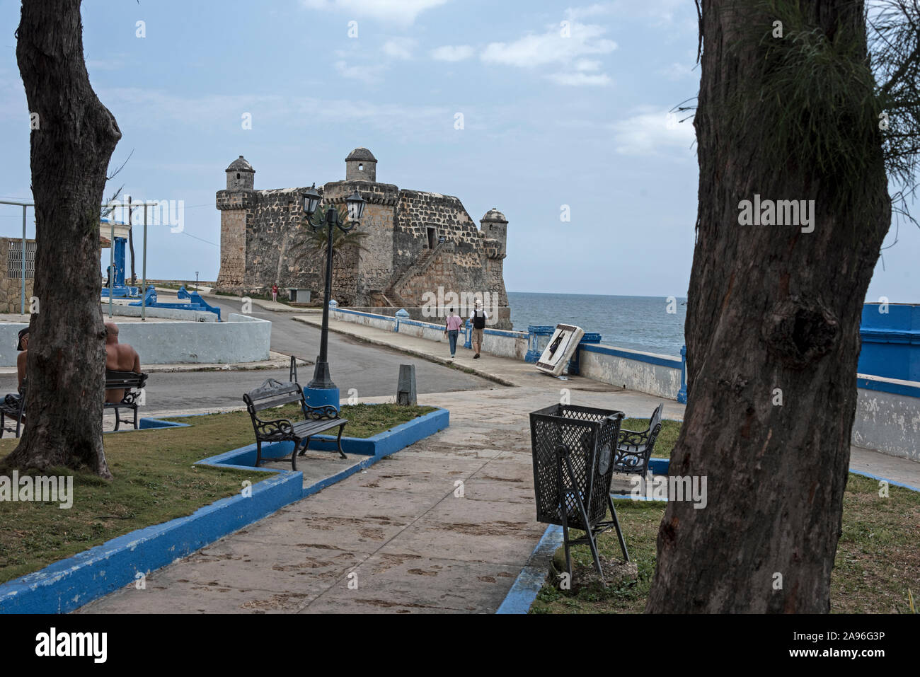 Un pequeño fuerte español, 'El Torreón de Cojímar' se enfrenta al mar en la cabecera de la playa de Cojímar, un pueblo marino / pesquero, a unos 12 km al este de La Habana en Cuba. El Foto de stock