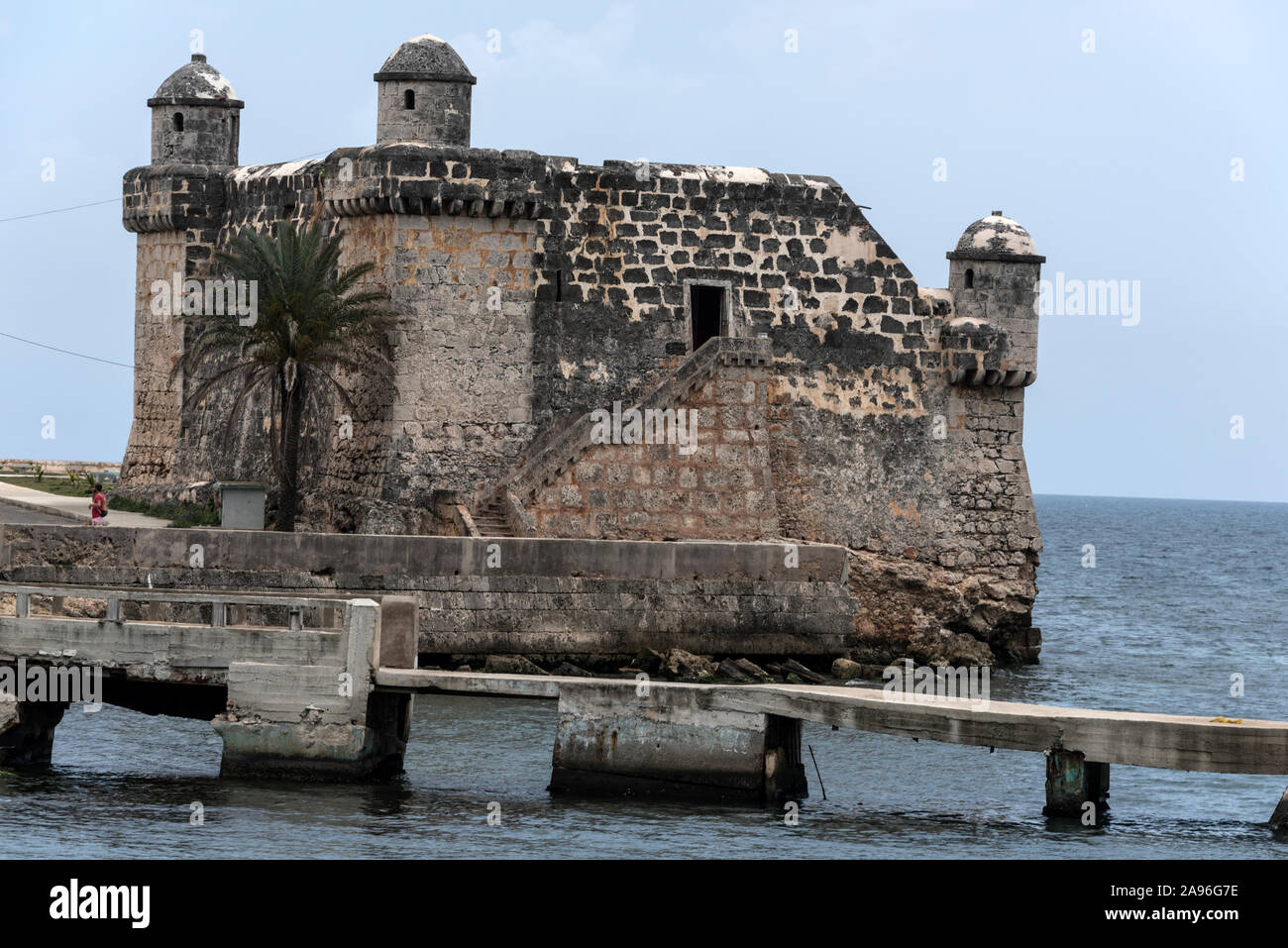 Un pequeño fuerte español, ‘El Torreón de Cojímar’ se enfrenta al mar en la cabecera de la playa de Cojímar, un pueblo de pescadores marinos, a unos 12 km al este de La Habana en Cuba Foto de stock