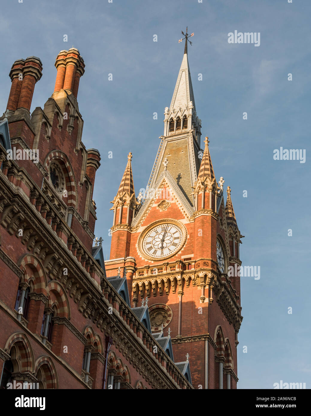La torre del reloj de la estación ferroviaria de St Pancras, en Londres. Foto de stock
