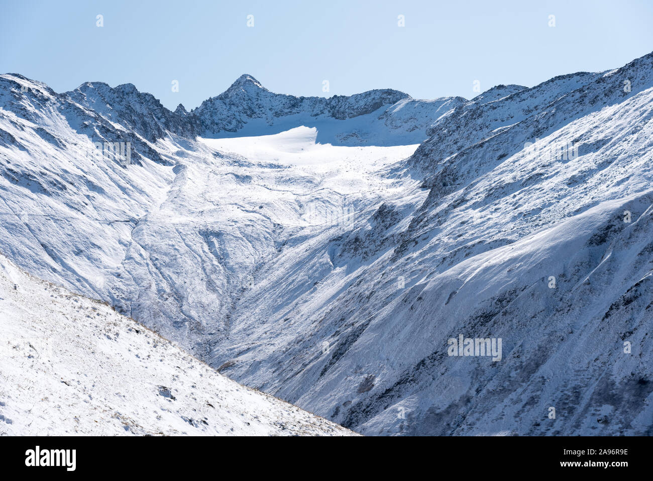 Paisaje alpino de montaña a lo largo de la icónica Furkapss road en los alpes suizos, Suiza, Europa Occidental Foto de stock