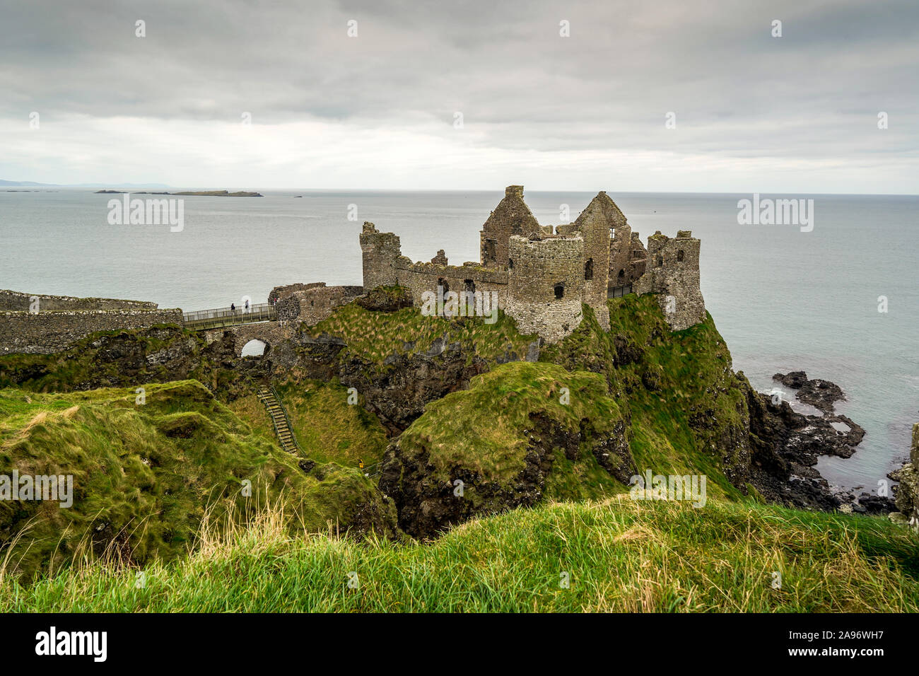 Castillo de Dunluce un castillo medieval en ruinas en Irlanda del Norte Foto de stock