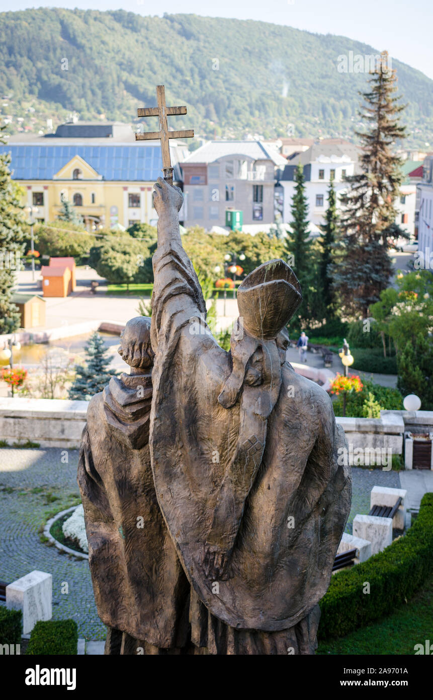 Los santos Cirilo y Metodio monumento con vistas a la ciudad de Zilina - Zilina, Eslovaquia / 3 de octubre de 2015 Foto de stock