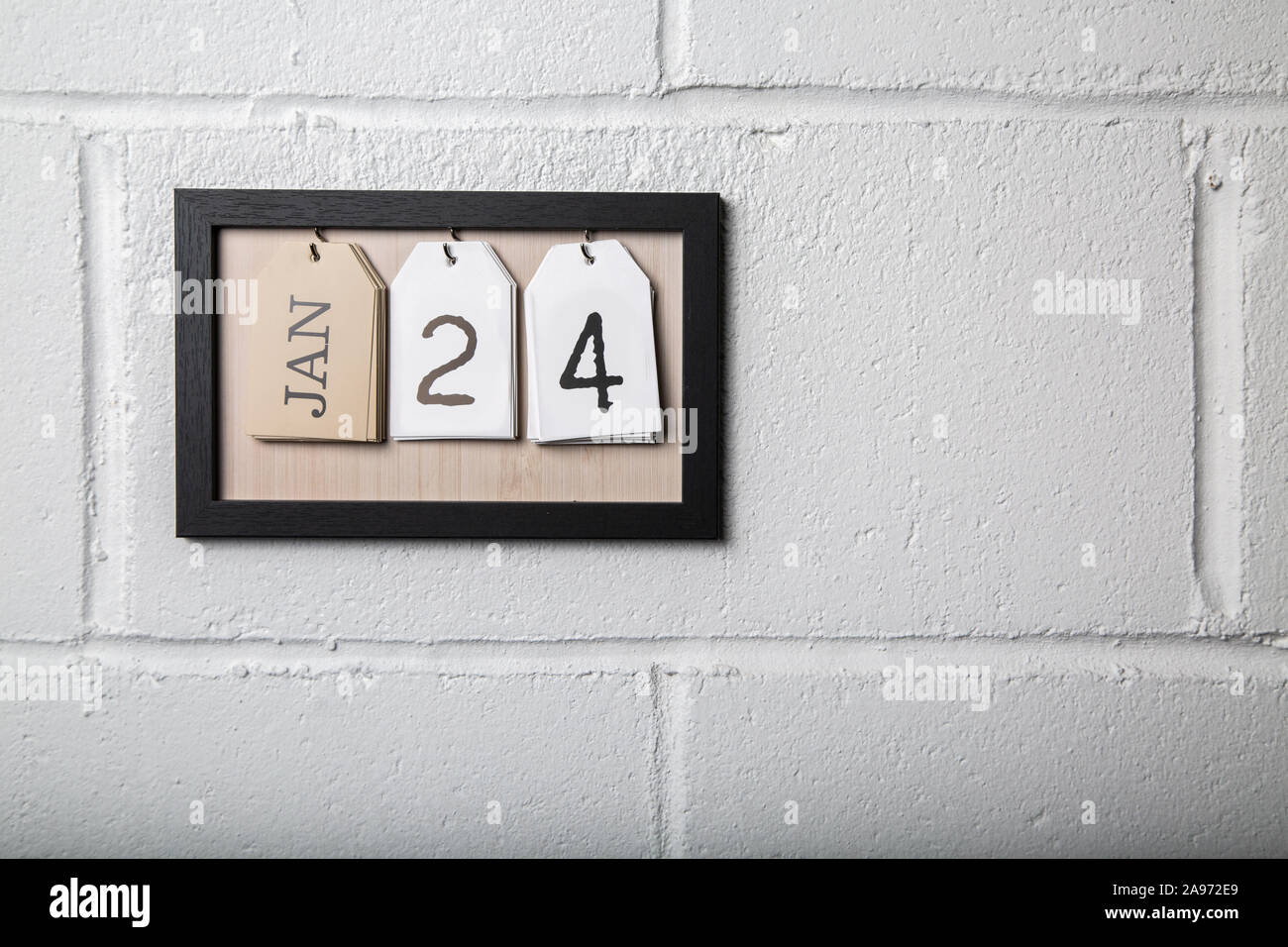 Calendario para colgar en la pared, en un marco de imagen mostrando el 24 de enero Foto de stock