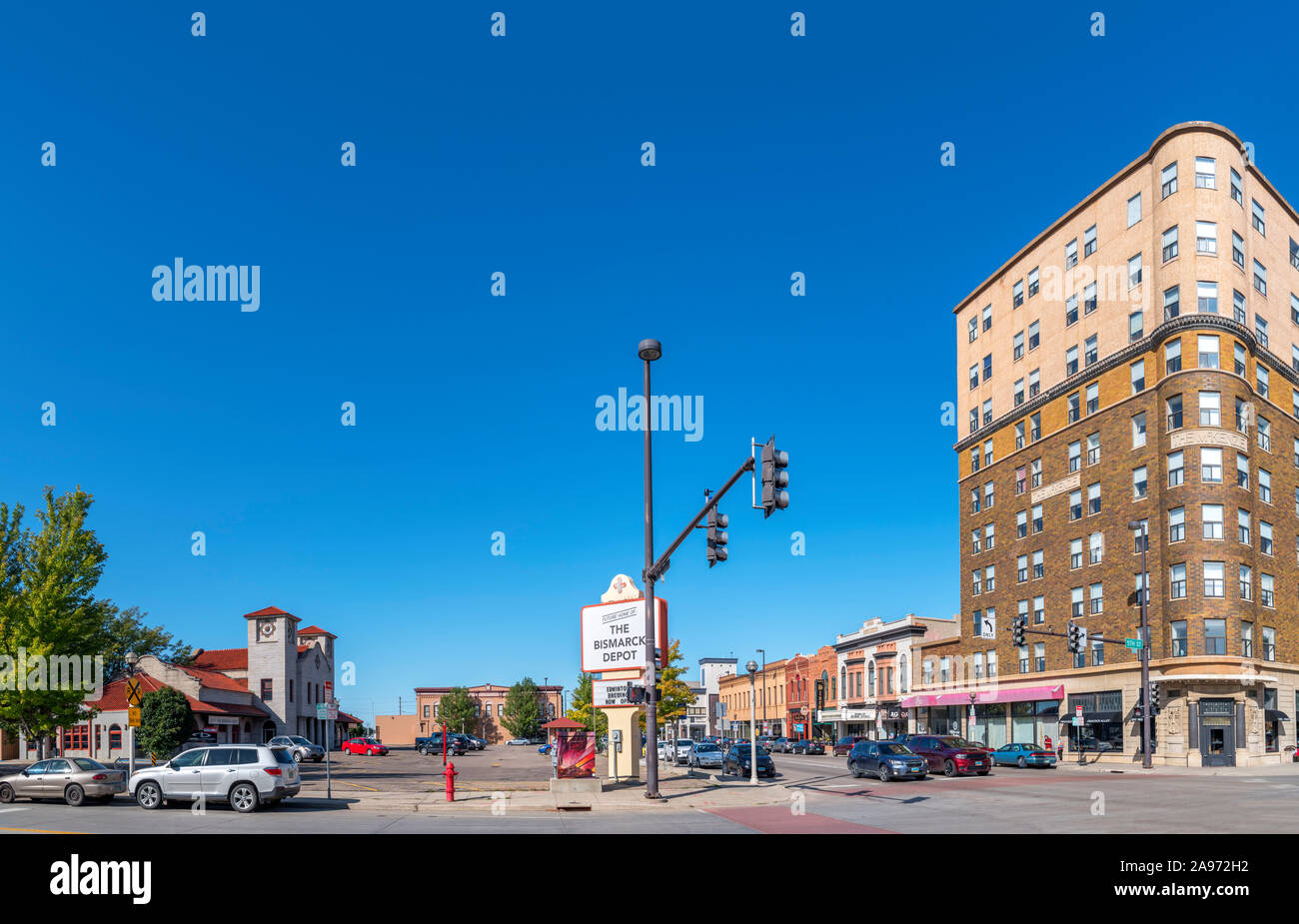 Main Street (E Main Ave) con el antiguo Hotel Patterson a derecha y Old Northern Pacific Railway Depot a la izquierda, en Bismarck, Dakota del Norte, EE.UU. Foto de stock