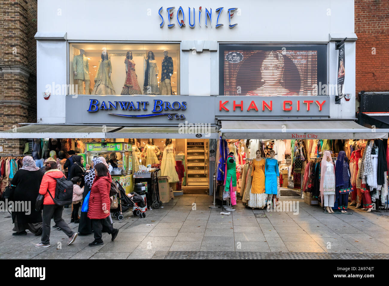 Southall High Street, asiáticos e indios del Punjab, tiendas de ropa y moda  nupcial saris, exterior, la gente de compras, Londres, Reino Unido  Fotografía de stock - Alamy