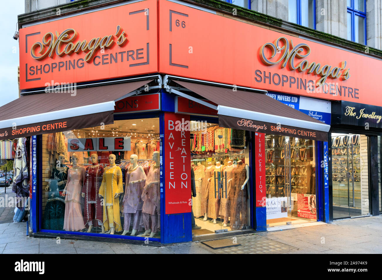 Centro Comercial del manga, Southall High Street, asiáticos e indios del  Punjab, tiendas de ropa y moda nupcial saris, exterior, Londres, Reino  Unido Fotografía de stock - Alamy