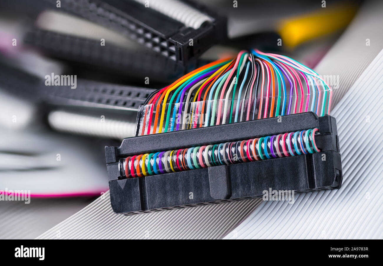 Conector de cable de múltiples colores. Los cables planos de detalle en el  fondo borroso. Electrónica de unidad interna para dispositivos de  almacenamiento de datos como disquetes o discos duros Fotografía de