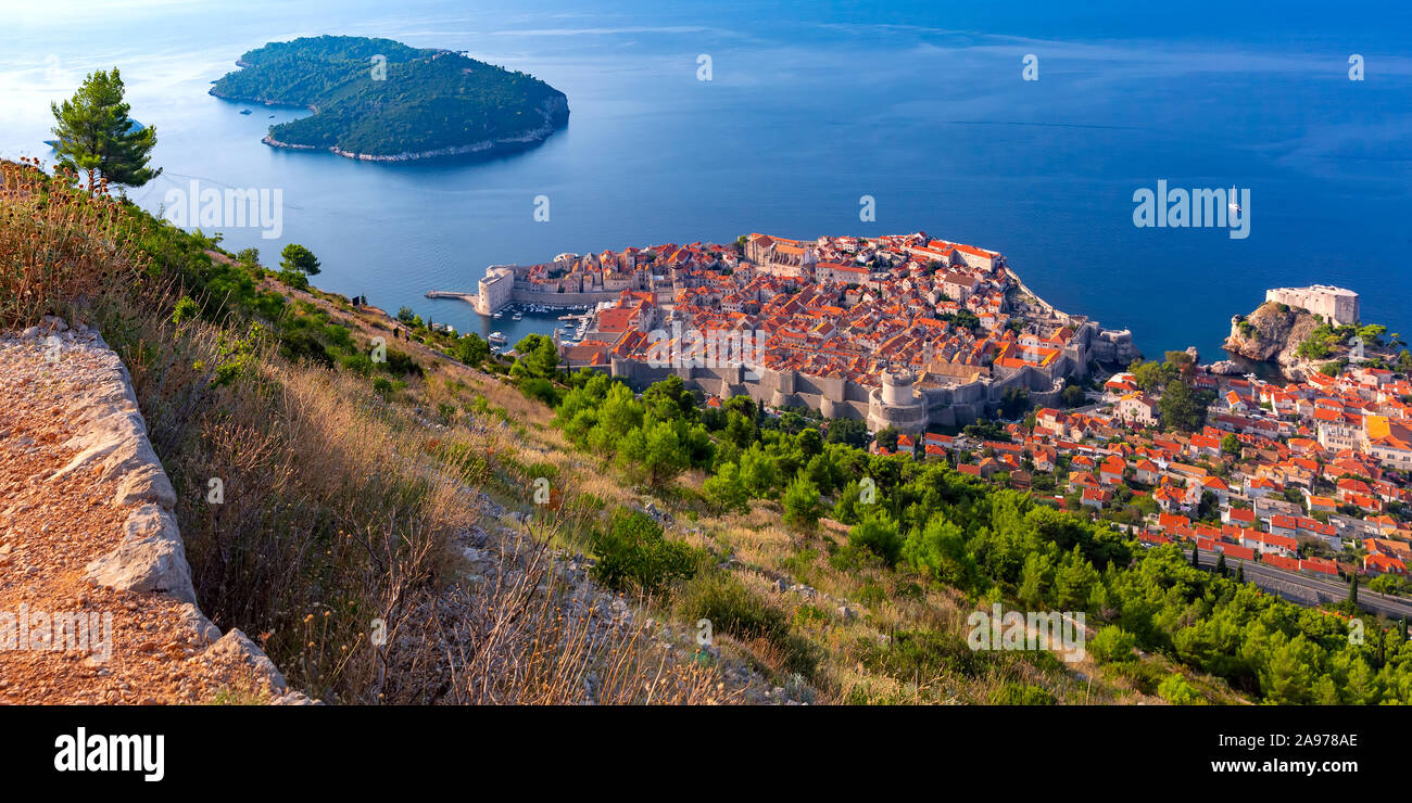 Vistas panorámicas aéreas de Lokrum Island y el casco antiguo de Dubrovnik, con la muralla de la ciudad, torres, fortalezas y antiguo puerto en Dubrovnik, Croacia Foto de stock
