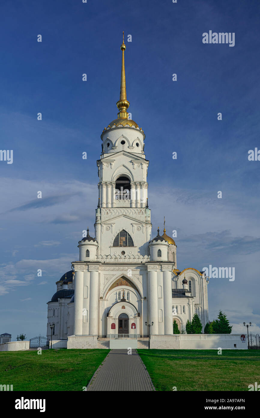 Dormición torre campanario de catedral, con el cielo azul y las nubes blancas, Vladimir, Rusia Foto de stock