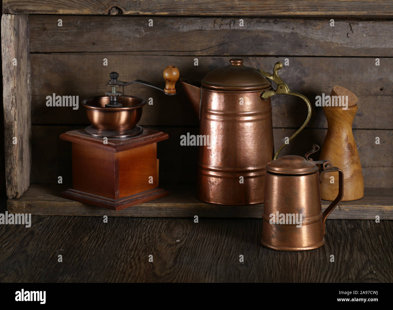 Utensilios de cobre, ollas, cuchara y pan sobre fondo de Utensilios De Cocina De Cobre Fotos e Imágenes de stock Alamy