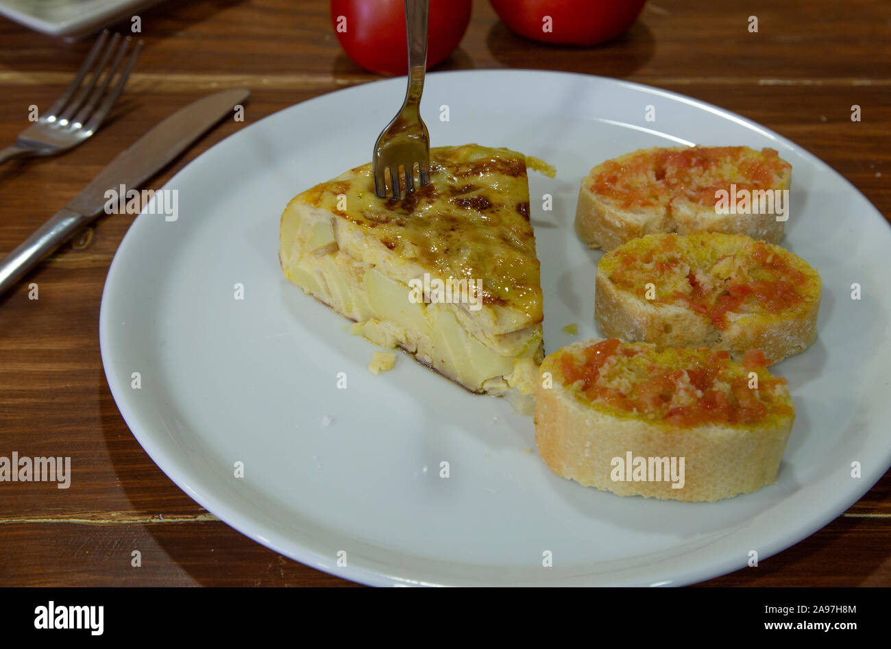 Tapa típica española de pincho de tortilla española con rebanadas de
