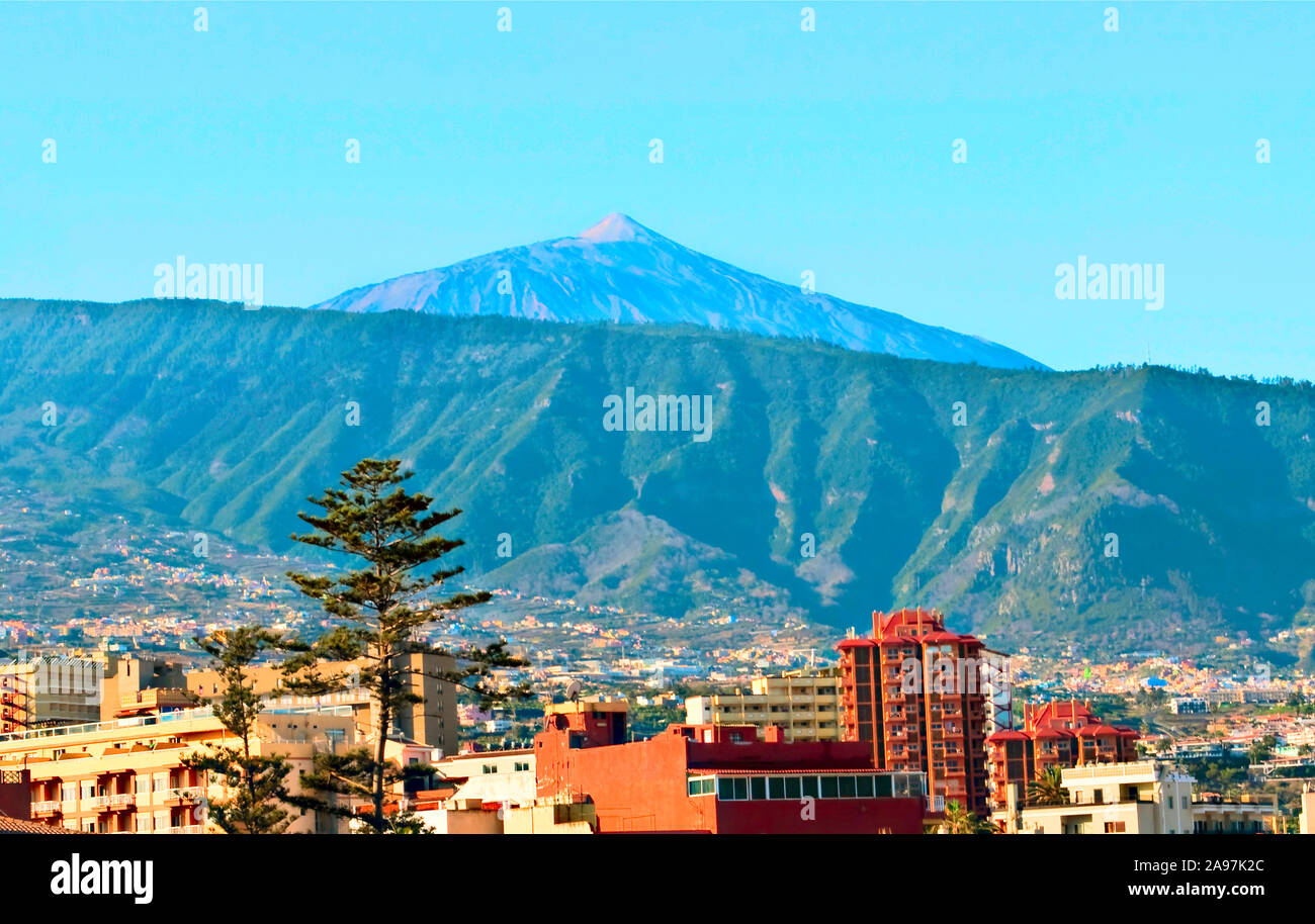 Vista del Teide desde la localidad de Puerto de la Cruz en el norte de la  isla de Tenerife en España Fotografía de stock - Alamy