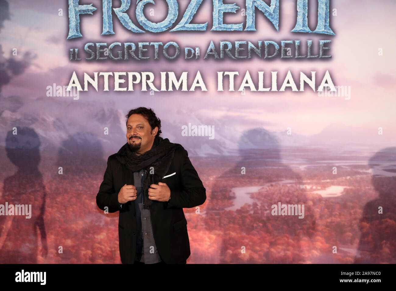 Roma, Italia - 12 de noviembre de 2019: Enrico Brignano (OLAF) participar en la alfombra roja en la previsualización de la película 'Frozen 2 - El Secreto de Arendelle', en el espacio de cine Moderno. Foto de stock