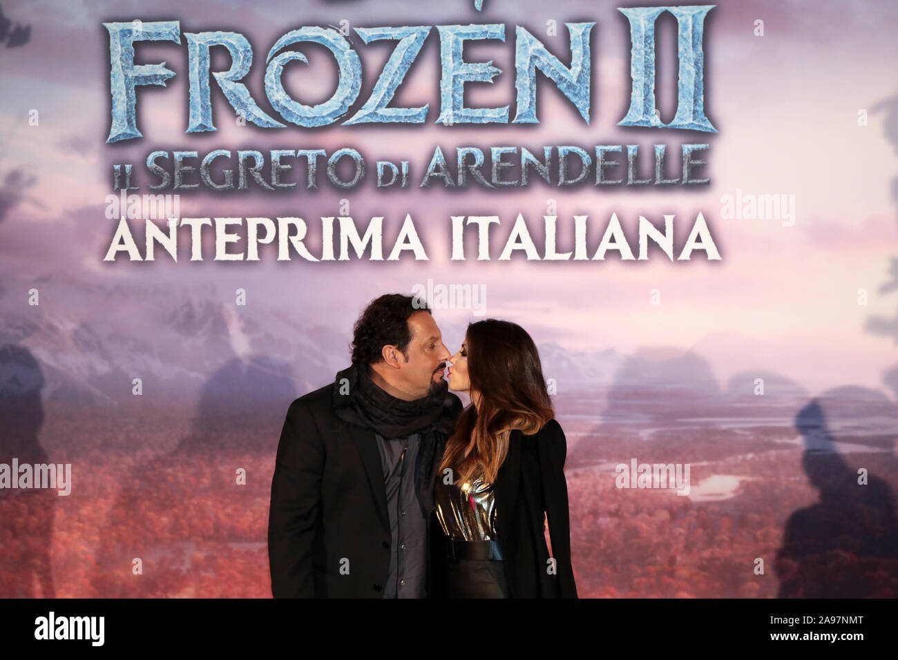 Roma, Italia - 12 de noviembre de 2019: Enrico Brignano (OLAF) con Flora canto participan en la alfombra roja en la previsualización de la película 'Frozen 2 - El Secreto de Arendelle', en el espacio de cine Moderno. Foto de stock