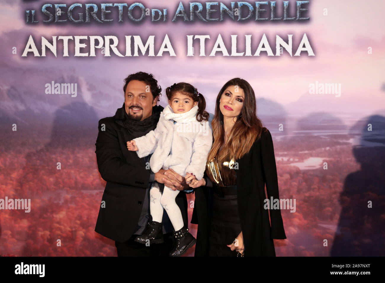 Roma, Italia - 12 de noviembre de 2019: Enrico Brignano (OLAF) con Flora Canto y su hija participar en la alfombra roja en la previsualización de la película 'Frozen 2 - El Secreto de Arendelle', en el espacio de cine Moderno. Foto de stock
