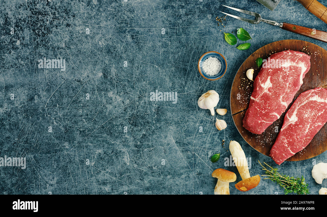 Vista superior de filetes de carne con especias, 3D rendering Foto de stock
