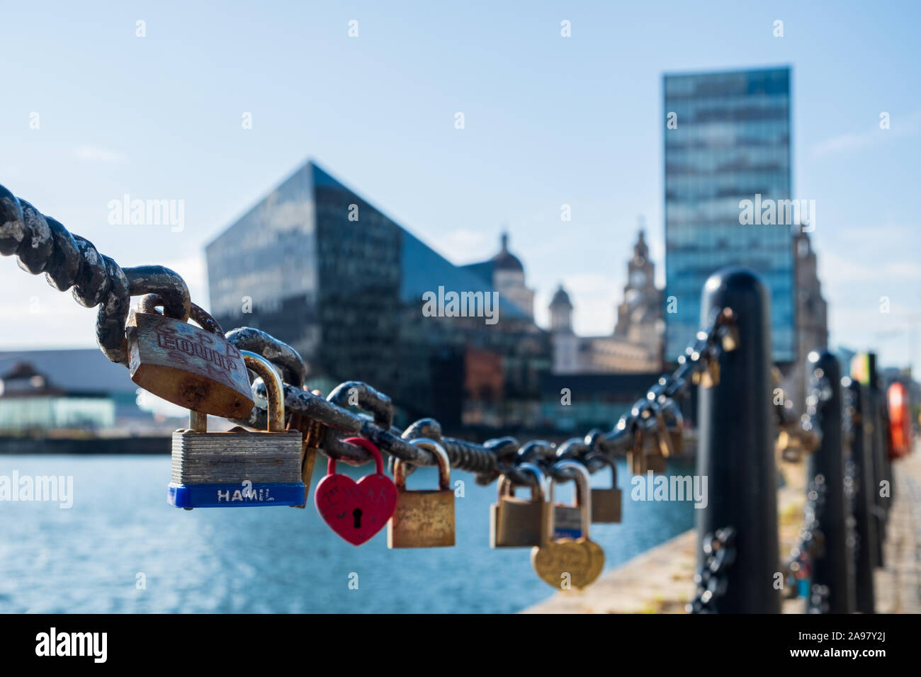 Liverpool, Reino Unido - 18 de julio de 2019: el amor candados en los muelles de Liverpool, el puerto de Liverpool, tarde en una tarde de verano Foto de stock