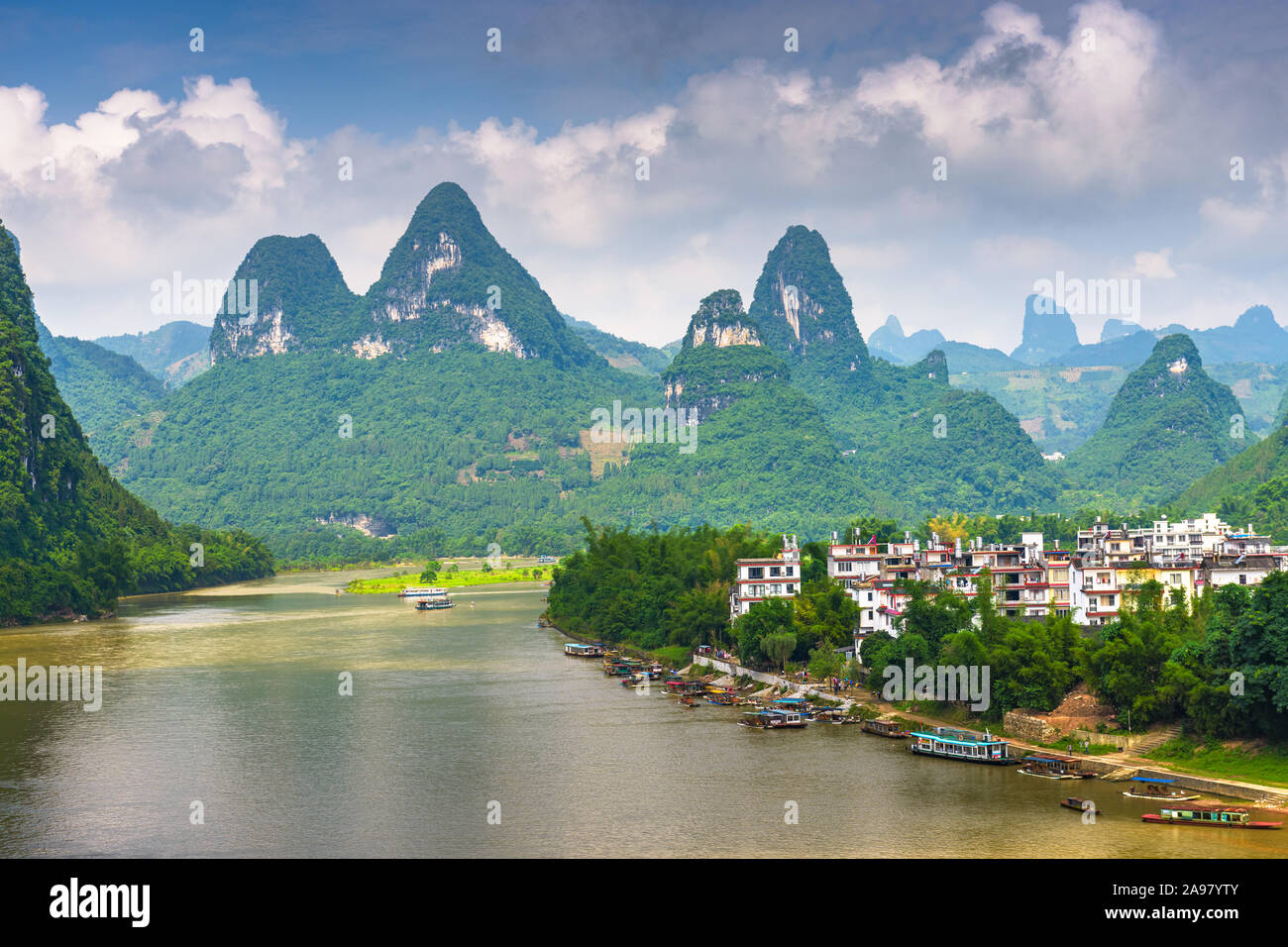 Karst paisaje rural del río Li en Guilin, Guangxi, China. Foto de stock