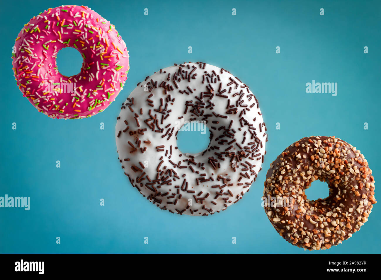 Afiche De Donas Realistas. Bollería Dulce Con Fruta, Glaseado De Bayas,  Rosquilla Voladora Con Hojas De Menta, Frambuesa Y Arándano, Postres Altos  En Calorías, Volante De Panadería Sabroso, Concepto De Vector Completo