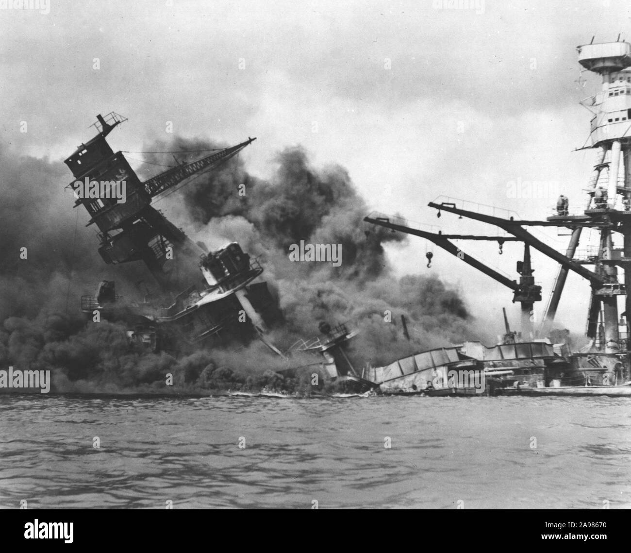 El acorazado USS Arizona hundimiento durante la batalla de Pearl Harbor, el 7 de diciembre de 1941. Foto de stock