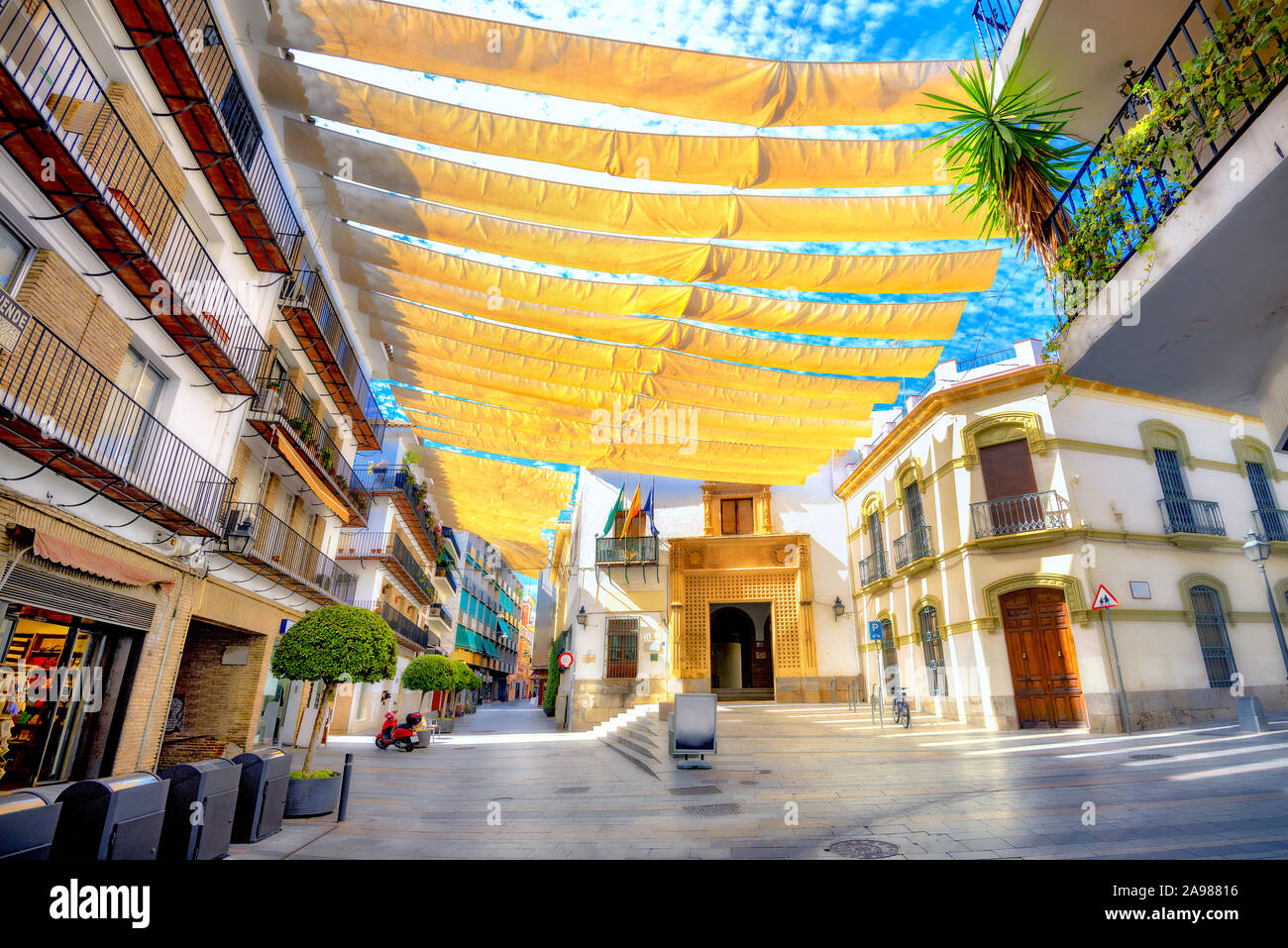 Calle principal peatonal con coloridas telas de protección solar en el  centro de la ciudad de Córdoba. Andalucía, España Fotografía de stock -  Alamy