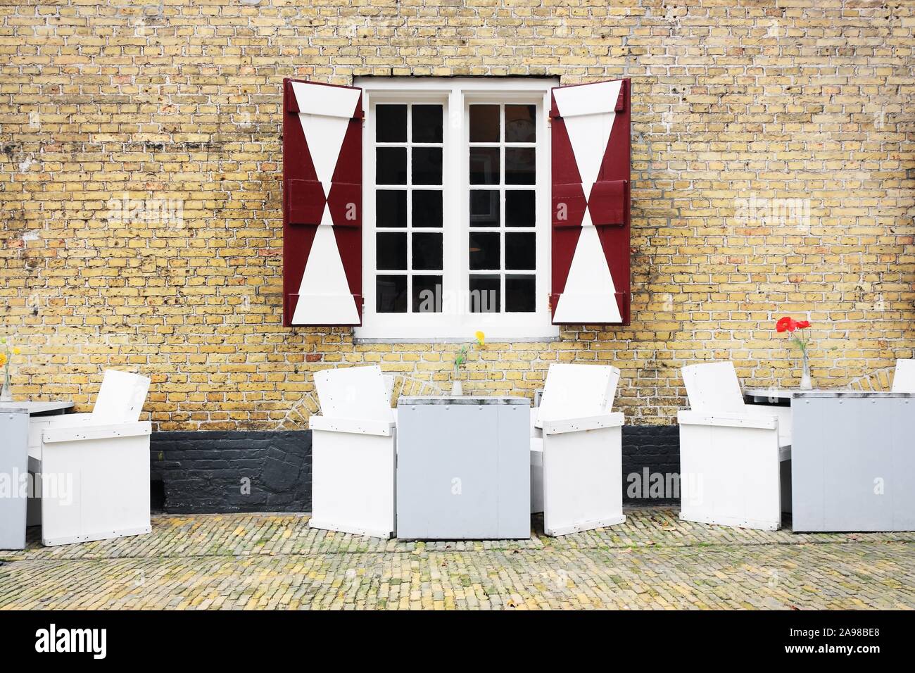 Fachada Y Ventana De Old Dutch House Y Modernos Muebles De Terraza Gris Y Blanca Fotografia De Stock Alamy