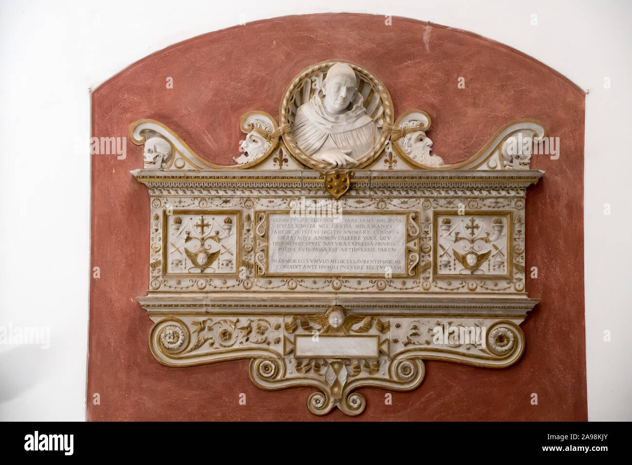 Monumento funebre di Filippo Lippi (sepulcro del pintor Filippo Lippi) en la Cappella della Madonna della Manna d'oro en el románico Cattedrale di Sa Foto de stock