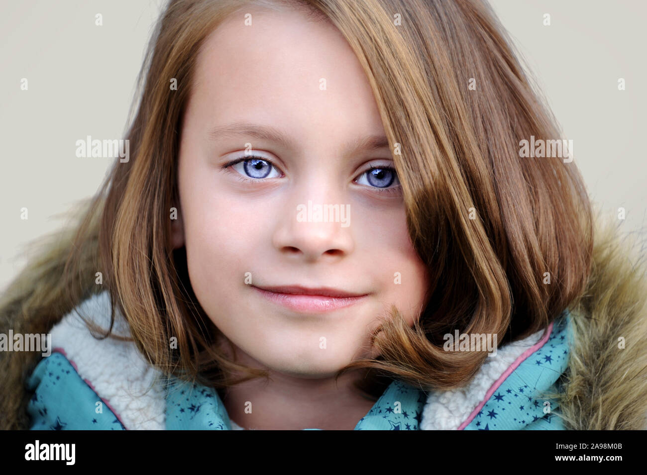 Pelo rubio de ojos azules joven fotografías e imágenes de alta
