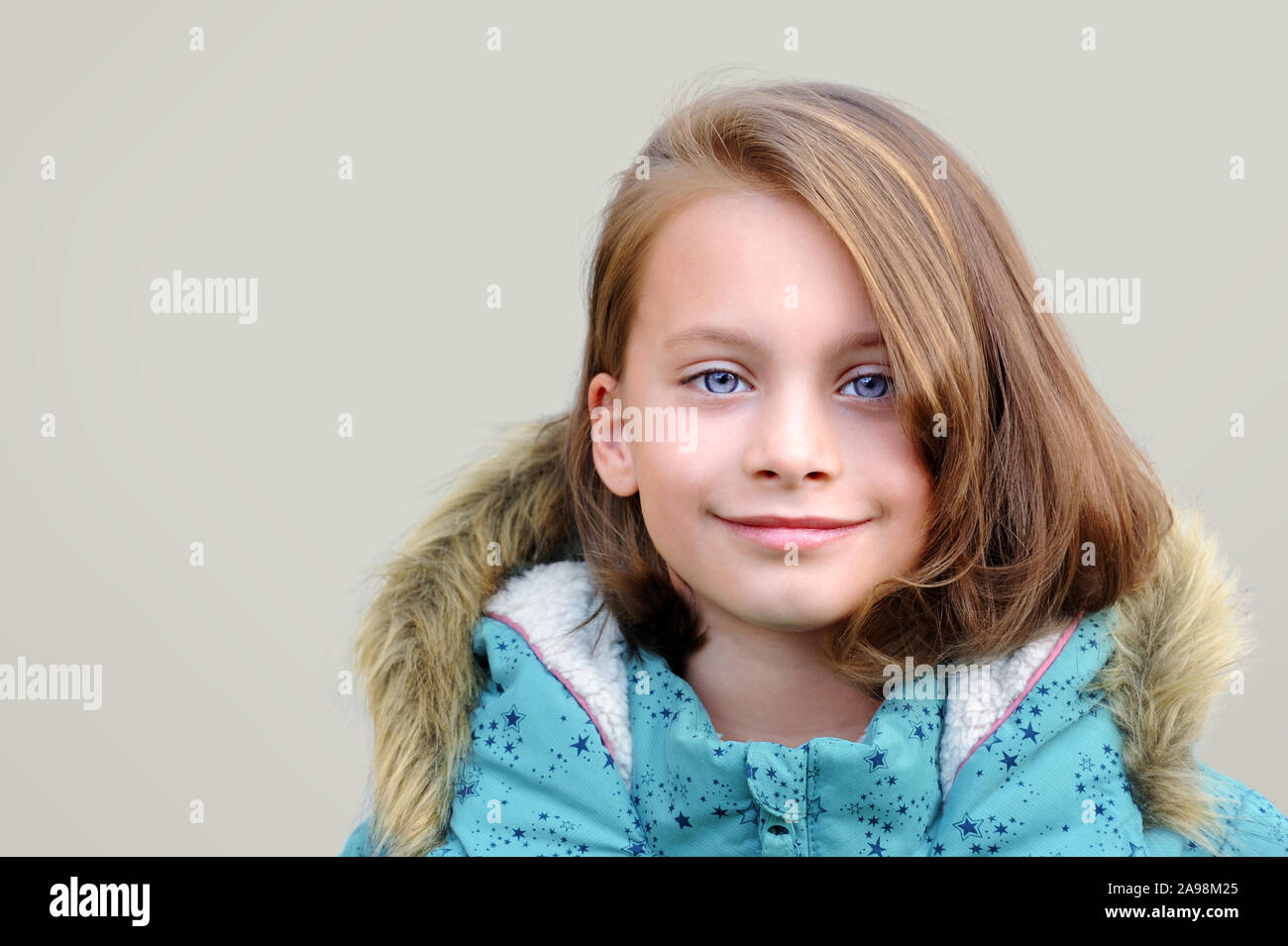 Pelo rubio de ojos azules joven fotografías e imágenes de alta