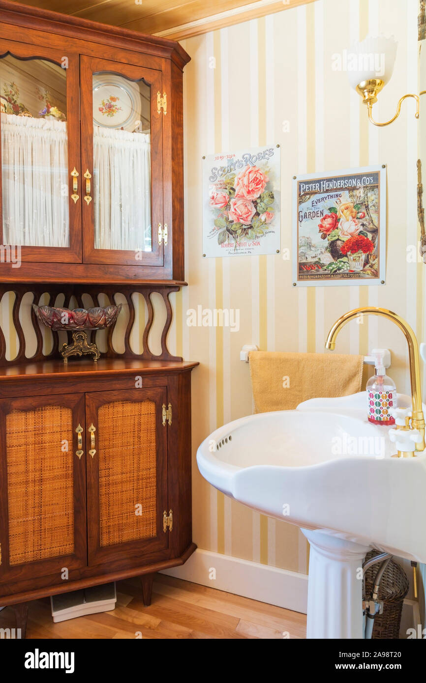 Pedestal De Lavabo Blanco Transformados De Madera Con Puertas De