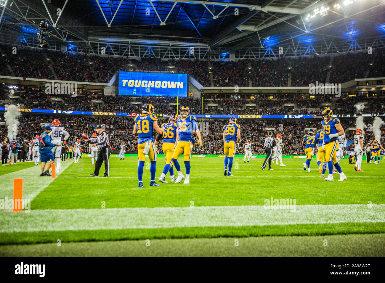 El 27 de octubre de 2019 Londres Los Angeles Rams Receptor ancho Cooper Kupp (18) y Los Angeles Rams Tyler Higbee apretado final (89) celebrar touchdown durante la NFL juego entre los Cincinnati Bengals y los carneros de Los Angeles el 27 de octubre de 2019 en el estadio de Wembley, Londres, Inglaterra. Foto de stock
