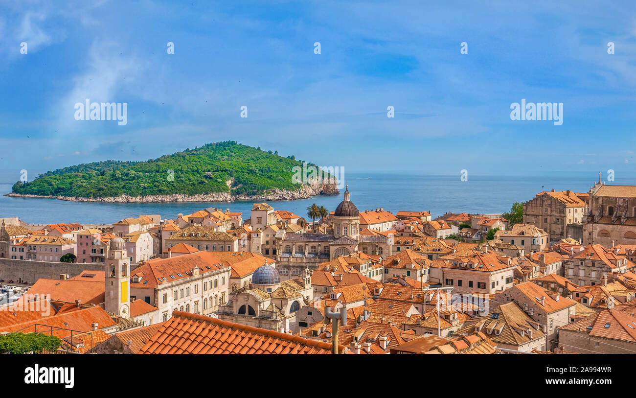 Un alto ángulo de visualización de la Ciudad Vieja de Dubrovnik, con verdes Lokrum Island en el Mar Adriático. Foto de stock