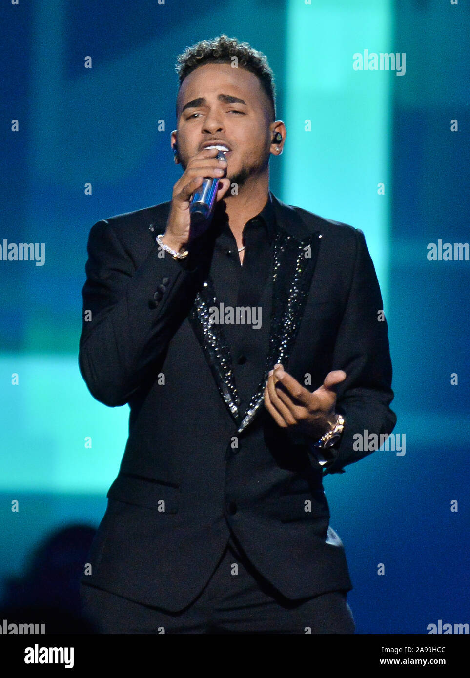 Las Vegas, Estados Unidos. 13 Nov, 2019. Cantante Ozuna realiza "La Camisa  Negra" en escena en el Grammy Latino Persona del Año gala en honor a la  cantante colombiano Juanes en el