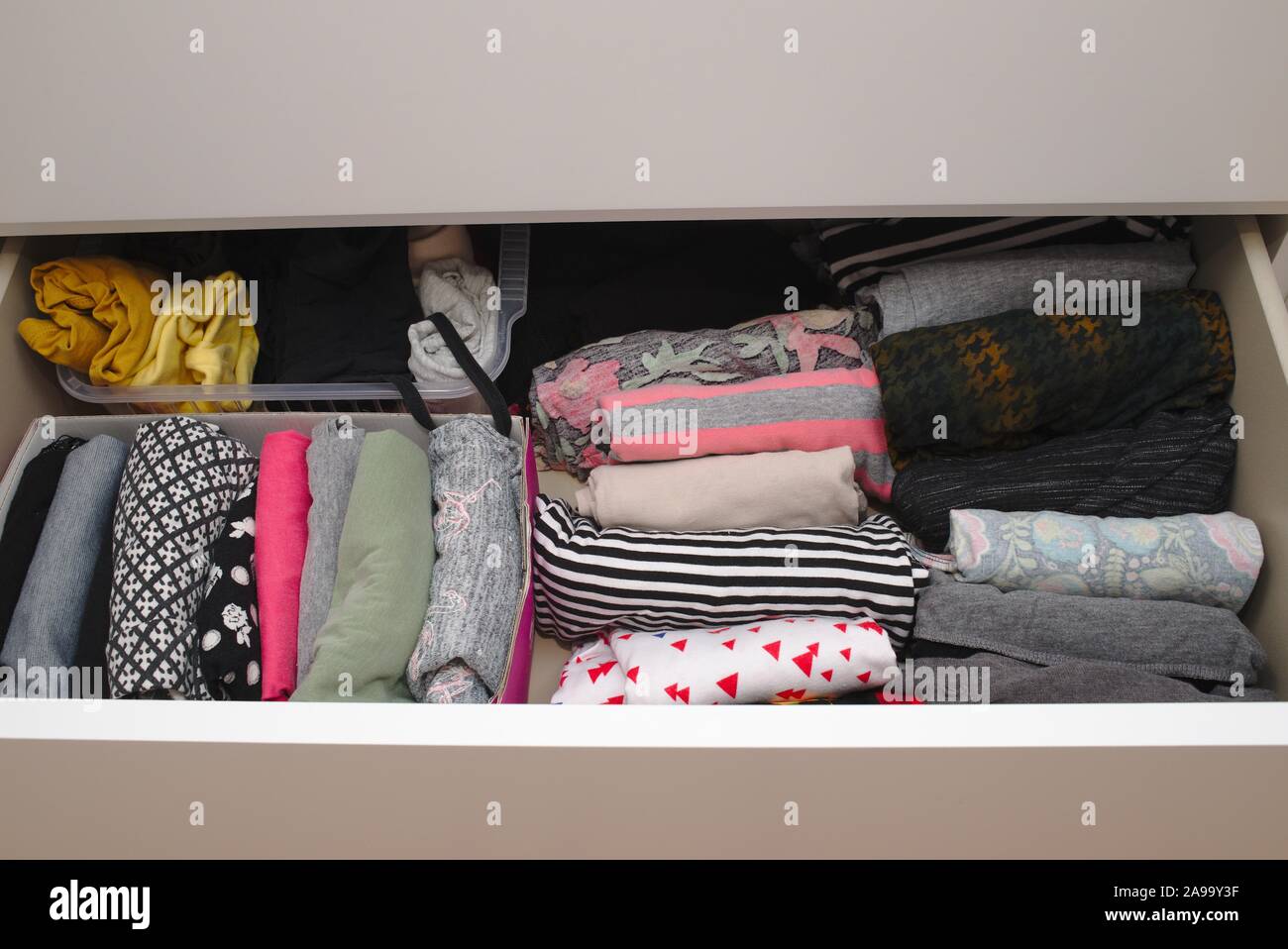 Marie Kondo plegado de ropa técnica utilizada para el almacenamiento de ropa  en el pecho de cajones Fotografía de stock - Alamy