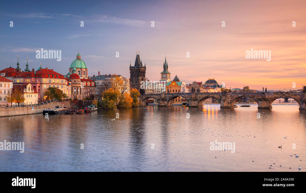 Praga, República Checa. Imagen de paisaje panorámico del famoso Puente de Carlos en Praga durante el hermoso atardecer de otoño. Foto de stock