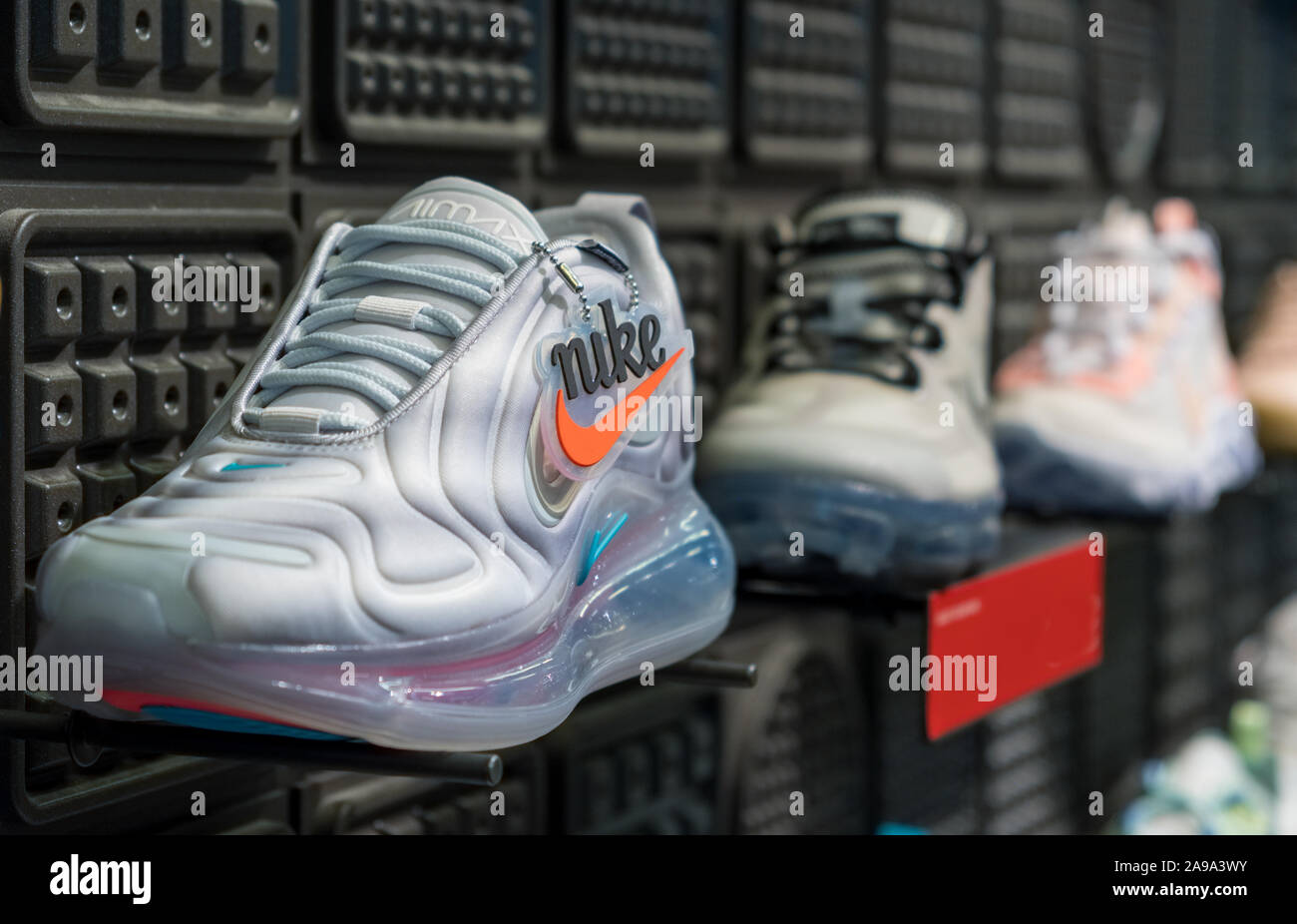 Nike shoes display fotografías e imágenes de alta resolución - Alamy