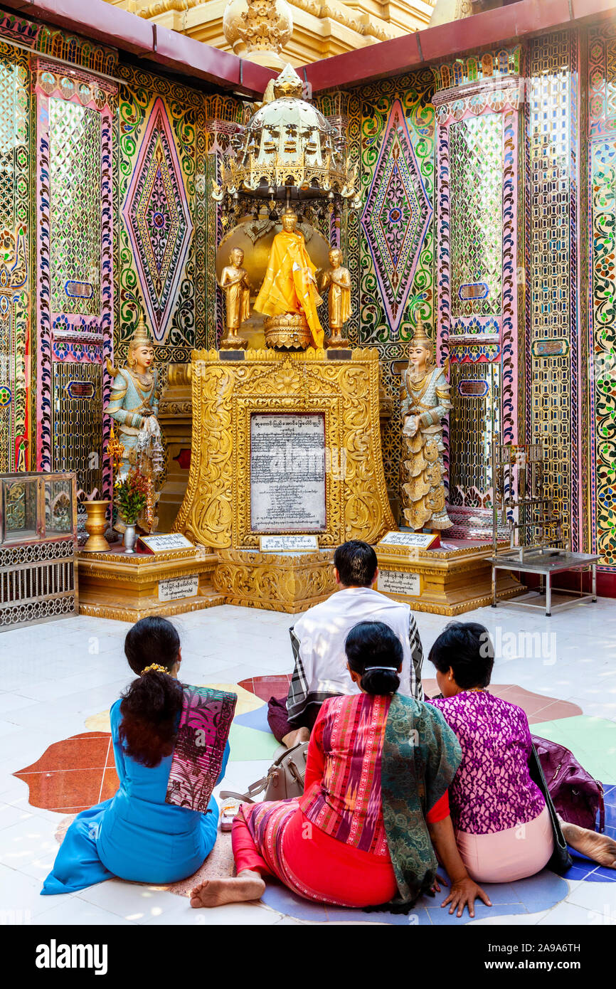 Pueblo birmano orando en la Su Taung Pyae Pagoda, Mandalay Hill, Mandalay, Myanmar. Foto de stock