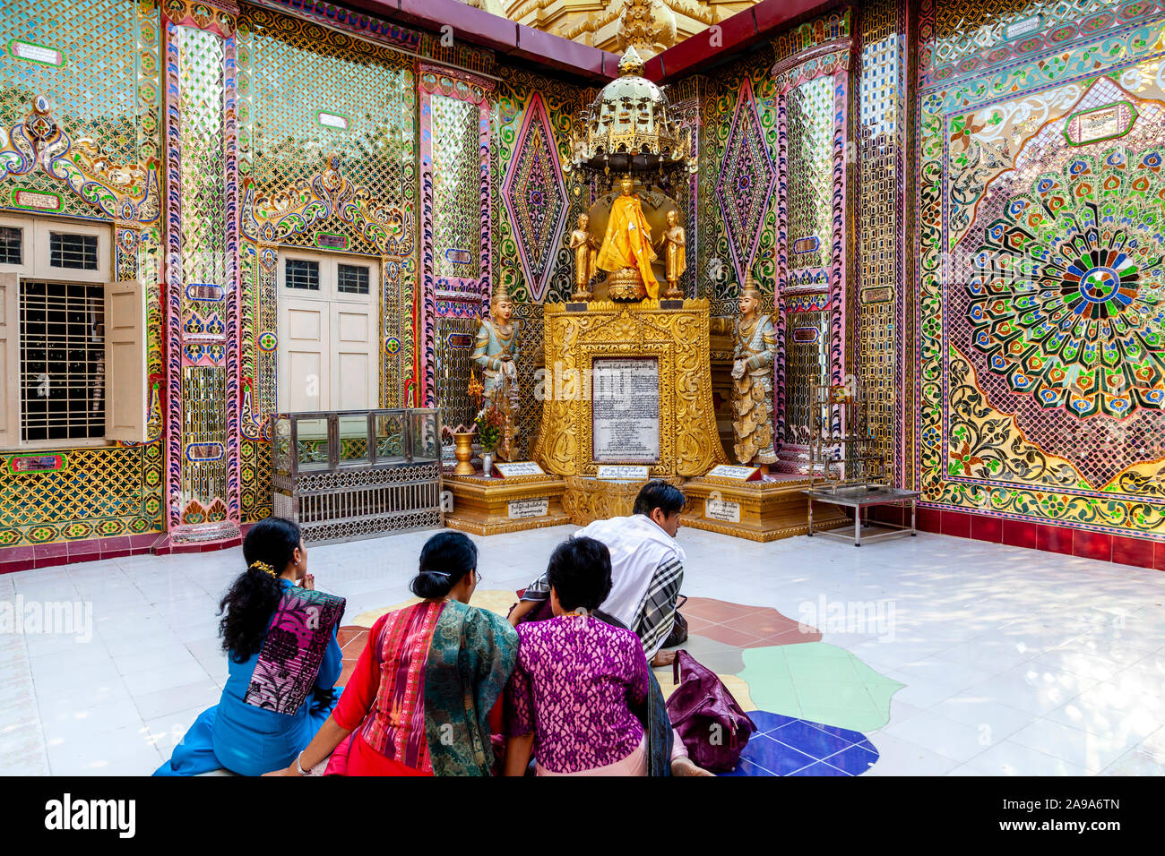 Pueblo birmano orando en la Su Taung Pyae Pagoda, Mandalay Hill, Mandalay, Myanmar. Foto de stock