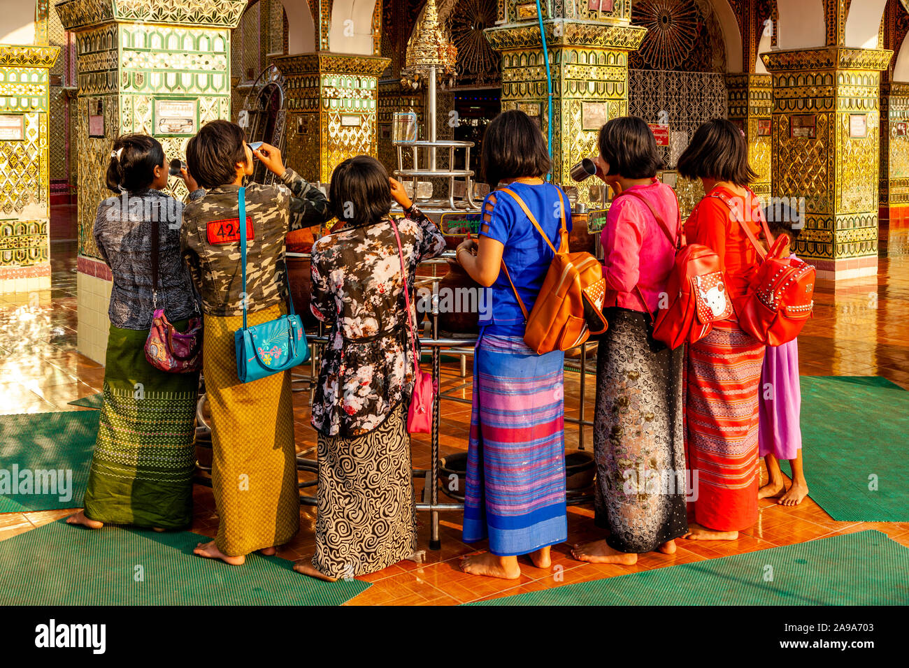 Los budistas de beber agua de las Ollas de arcilla, Su Taung Pyae Pagoda, Mandalay Hill, Mandalay, Myanmar. Foto de stock