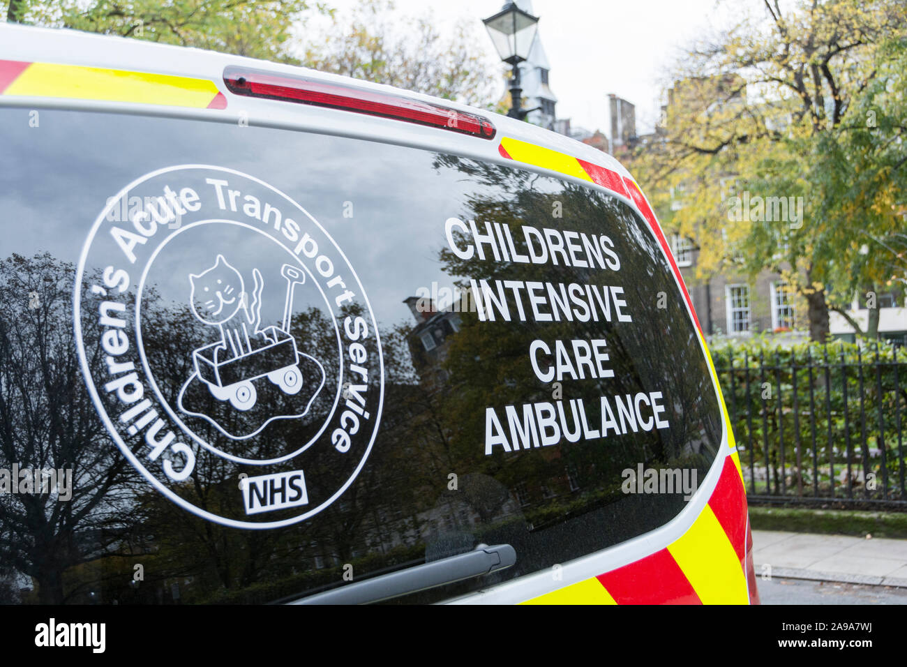 Niños aparcados cerca de ambulancia de cuidados intensivos del hospital Great Ormond Street, Londres, WC1, REINO UNIDO Foto de stock