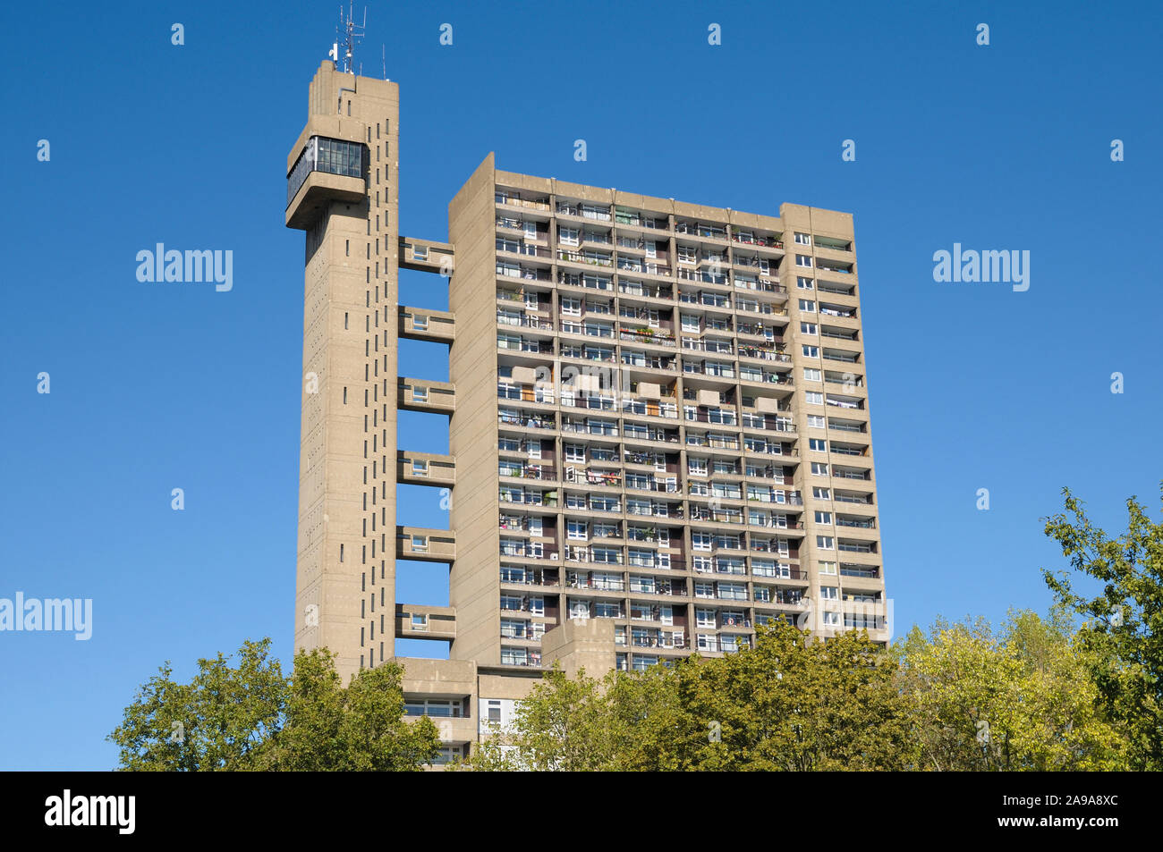 Trellick Tower, un rascacielos icónico Brutalist bloque de apartamentos, Golborne Road, en el norte de Kensington, al oeste de Londres, Inglaterra, Reino Unido. Arquitecto: Erno Goldfinger Foto de stock