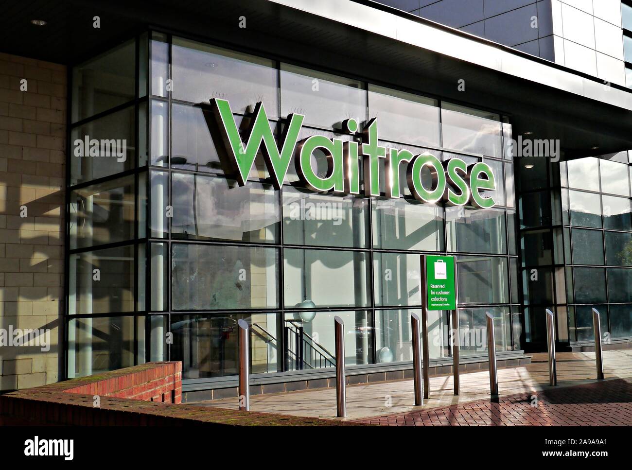 La entrada de vidrio a un supermercado Waitrose en Egham Berkshire Reino Unido Foto de stock