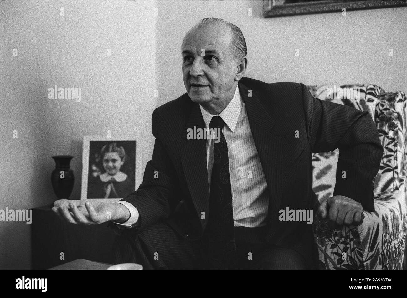 Ramiz Alia, Ex-Presidente de Albania, en su casa en Tirana, Albania, 1992. Foto de stock