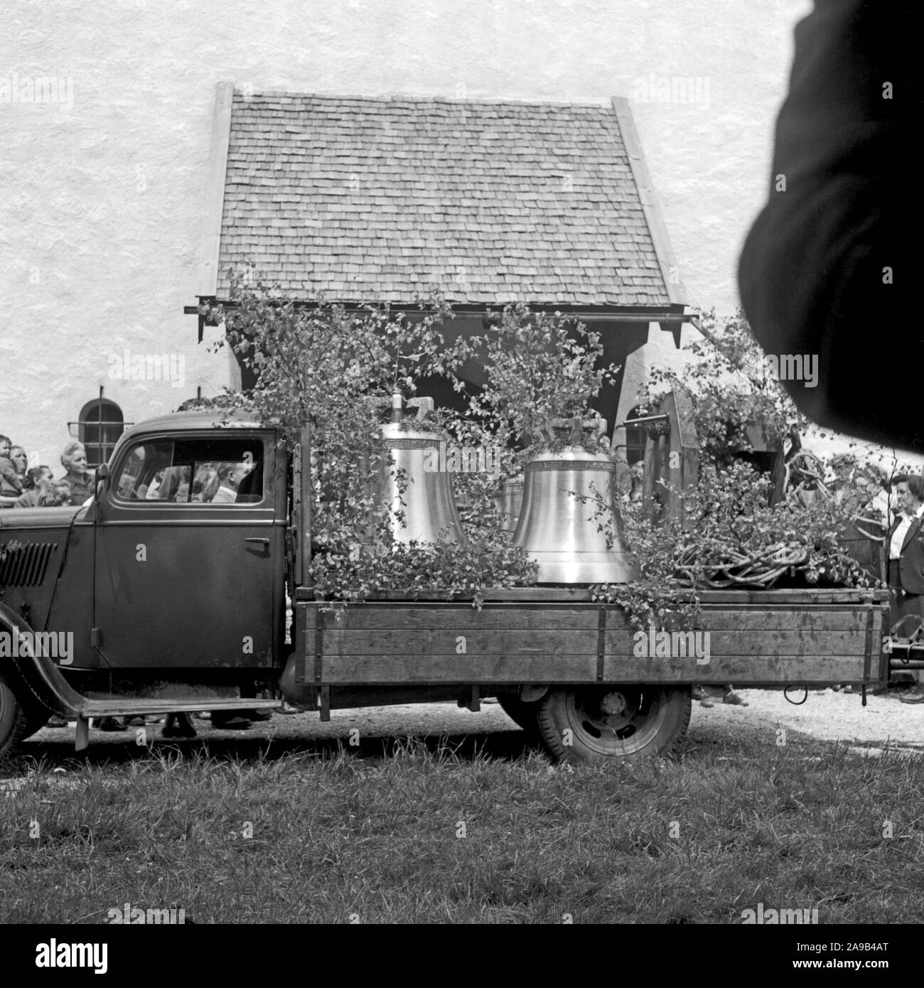 Una aldea cerca de Mittenwald obtiene una entrega de nuevas campanas para su iglesia, Alemania 1955 Foto de stock