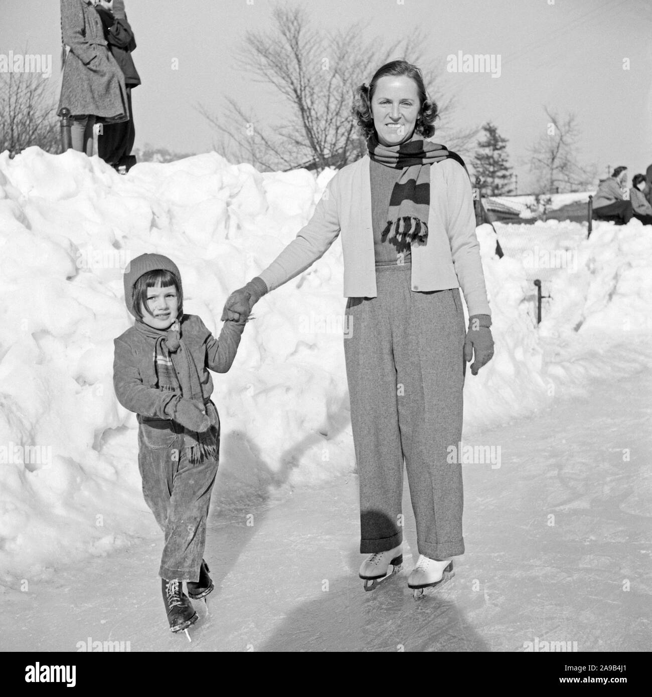 Madre e hija de patinaje sobre hielo en Mittenwald, Alemania 1957 Foto de stock