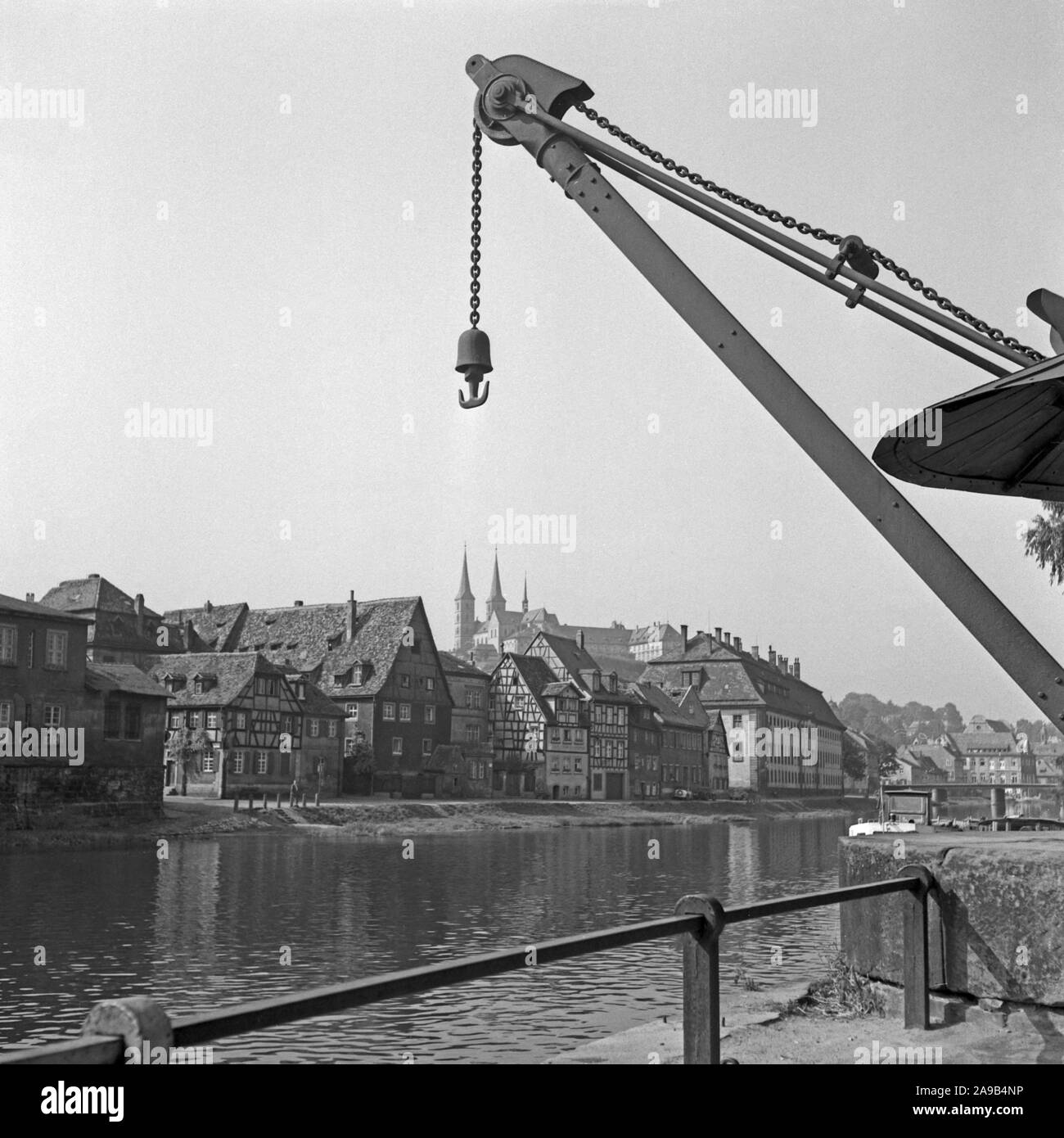 Grúa en la orilla del río Regnitz en Bamberg, Alemania 1950. Foto de stock